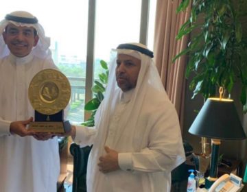 إهداء درع جامعة الملك عبد العزيز إلى الإيسيسكو تقديرا لجهودها خلال جائحة كوفيد 19
